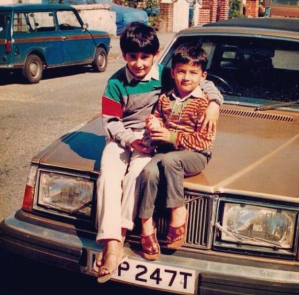 Foto de la infancia de Ali Safina (izquierda) con su hermano (derecha)
