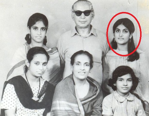 Una foto antigua de Nadira Babbar con su familia