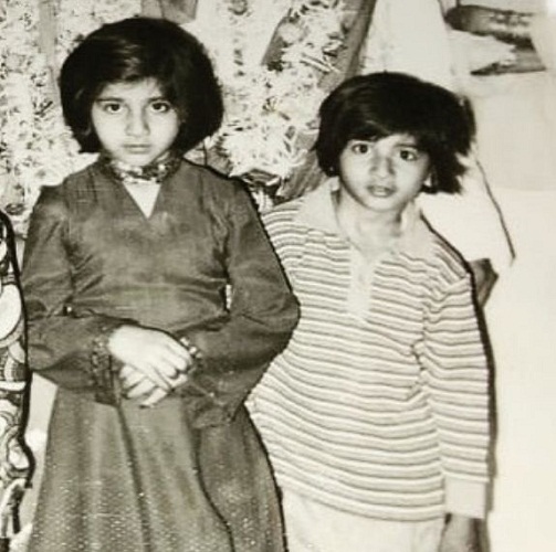 Una foto antigua de Raj Kaushal y su hermana.