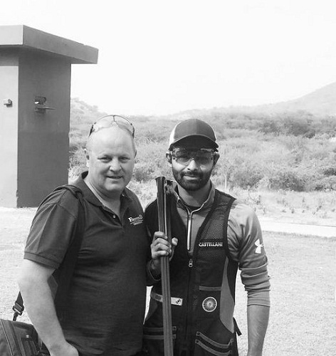 Angad Vir Singh Bajwa con su entrenador Tore Brovold