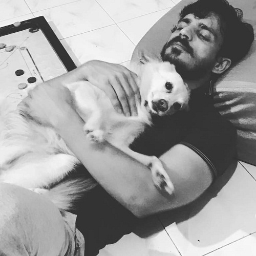 Anshuman Pushkar y su perro mascota