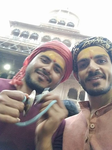 Anshuman Pushkar en un templo