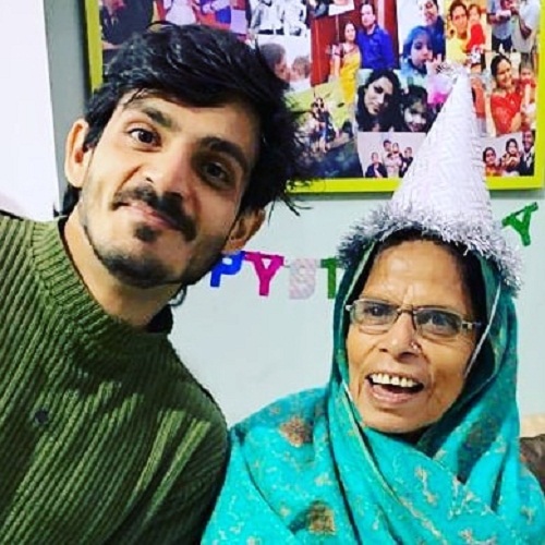 Anshuman Pushkar con su madre