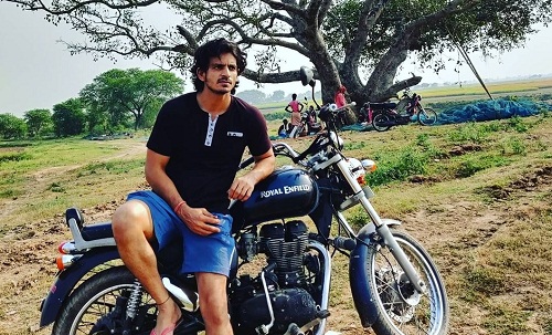Anshuman Pushkar con su motocicleta