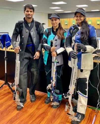 Apurvi Chandela con su entrenador Rakesh Manpat