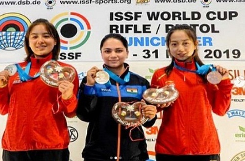 Apurvi Chandela con su medalla de oro en la Copa del Mundo ISSF 2019