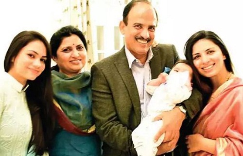 Apurvi Chandela con sus padres y hermana.