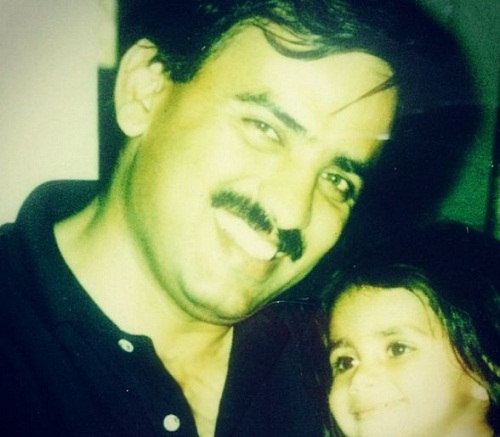 La foto de la infancia de Apurvi Chandela con su padre