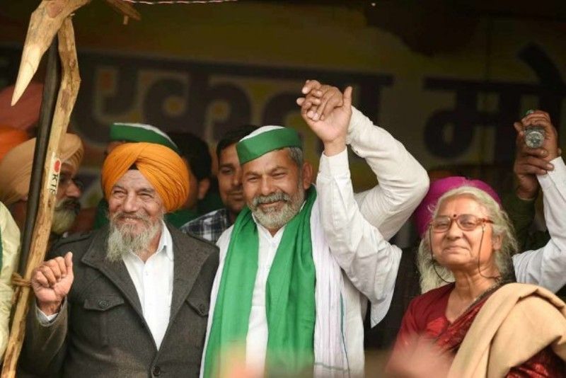 El portavoz de la Uni&oacute;n Bharatiya Kisan, Rakesh Tikait, junto con la activista Medha Patkar y los l&iacute;deres de los agricultores, durante la protesta en curso contra las nuevas leyes agr&iacute;colas, en la frontera de Ghazipur en Nueva Delhi.