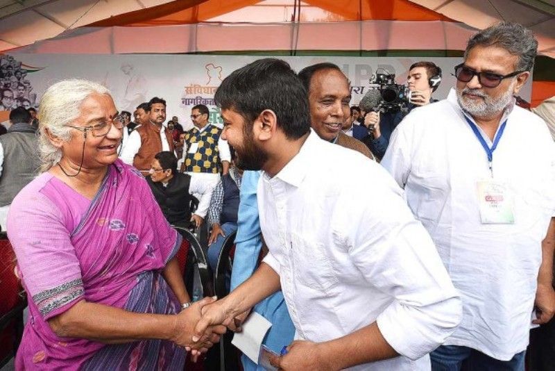 El l&iacute;der del CPI, Kanhaiya Kumar (C), se re&uacute;ne con el activista social Medha Patkar (L) y el bisnieto de Mahatma Gandhi, Tushar Gandhi (R), durante el mitin Anti CAA y NRC en Gandhi Maidan en Patna