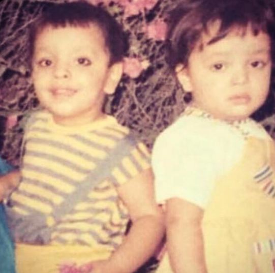 Una foto de la infancia de Deepanshu Singh (izquierda) con su hermana