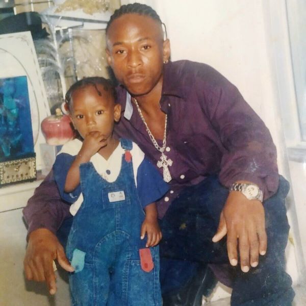 Foto de la infancia de Micheal Ward con su padre