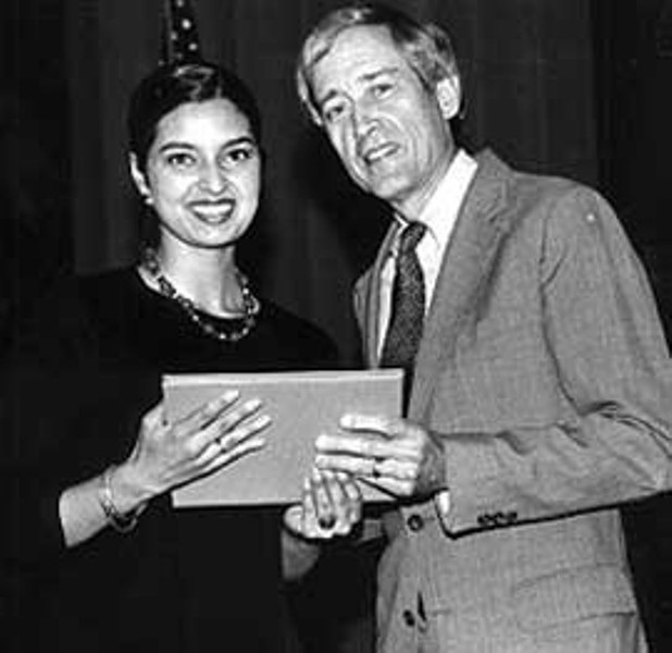 El presidente de la Universidad de Columbia, George Rupp, entrega a Jhumpa Lahiri el Premio Pulitzer de ficci&oacute;n 2000