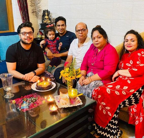 Deepanshu Singh con su familia