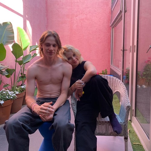 Ella Newton con su hermano