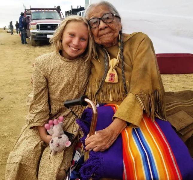 Helena Zengel junto a su maestra Kiowa, Dorothy WhiteHorse