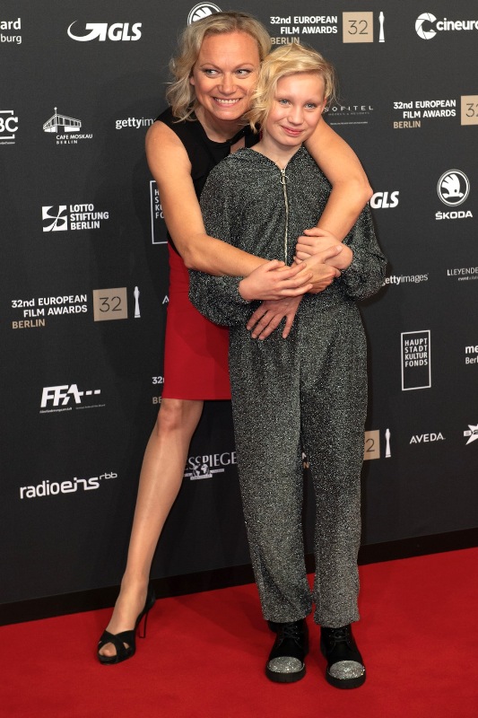 Helena Zengel con su madre