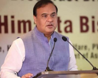 Himanta Biswa Sarma dirigi&eacute;ndose al p&uacute;blico