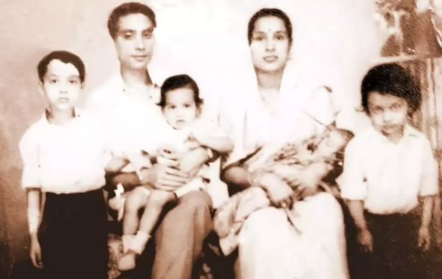 Himanta Biswa Sarma en la infancia con sus padres y hermanos.