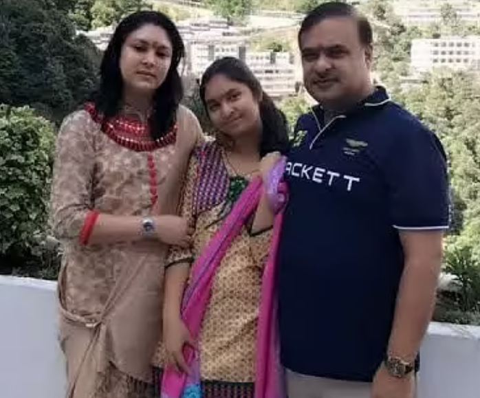 Himanta Biswa Sarma con su esposa e hija