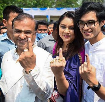 Himanta Biswa Sarma con su esposa e hijo