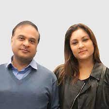 Himanta Biswa Sarma con su esposa