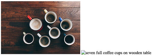 Imagen al lado del icono de imagen rota y texto alternativo descriptivo que lee siete tazas de caf&eacute; llenas en la mesa de madera
