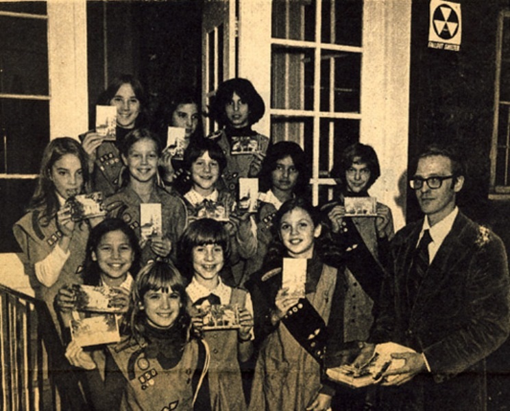 En una foto de 1977, Girl Scout Troop 850 promueve la venta de postales para la hist&oacute;rica c&aacute;rcel local.  Lahiri est&aacute; en la segunda fila desde arriba, segundo desde la derecha