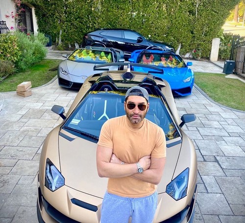 James Khuri con su colecci&oacute;n de coches