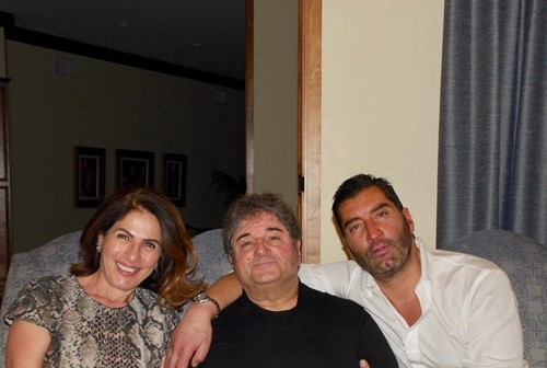 James Khuri con su padre y su hermana