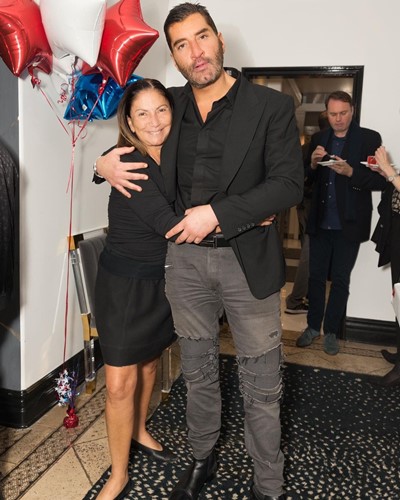 James Khuri con su madre