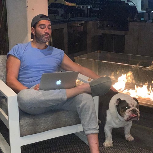 James Khuri trabajando desde su casa