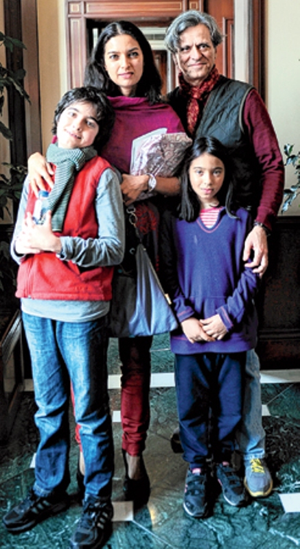 Jhumpa con su esposo e hijos
