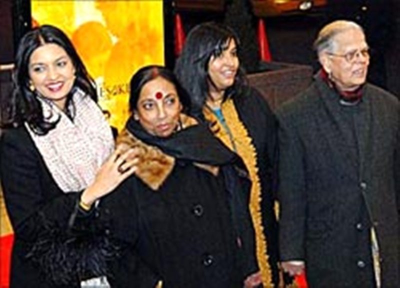 Jhumpa (extrema izquierda) con sus padres