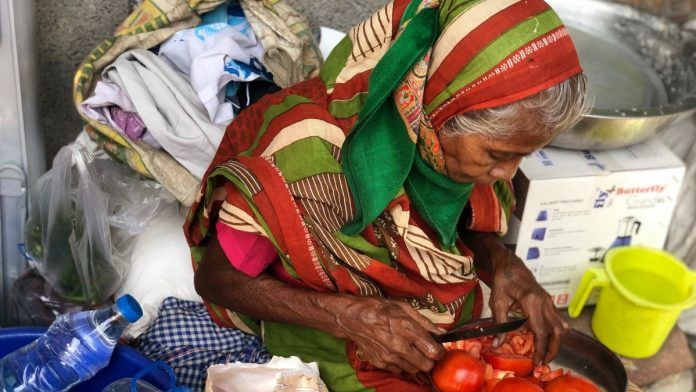 La esposa de Kanta Prasad cortando verduras
