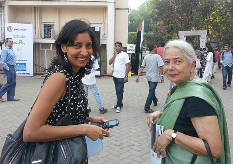 Kiran Desai con su madre, Anita Desai en un festival literario en Mumbai
