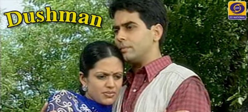 Mandira Bedi en un fotograma de la serie Dushman