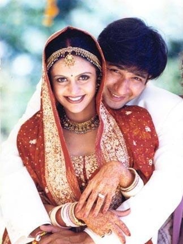 Mandira Bedi con su esposo, Raj Kaushal, el d&iacute;a de su boda en 1999