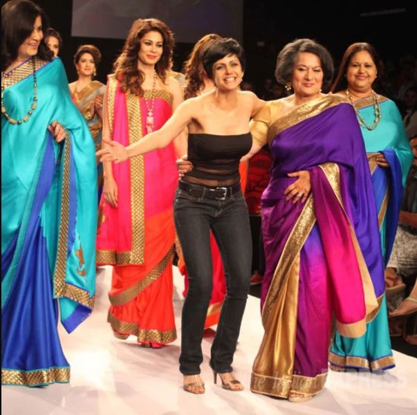 Mandira Bedi en la rampa mientras marca su debut como dise&ntilde;adora de moda