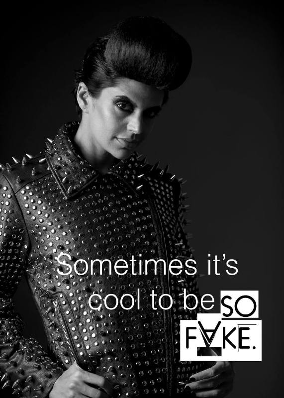 Mandira Bedi mientras promocionaba la piel sint&eacute;tica para PETA en 2012
