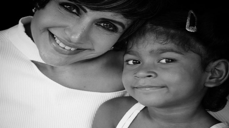 Mandira Bedi con su hija adoptiva