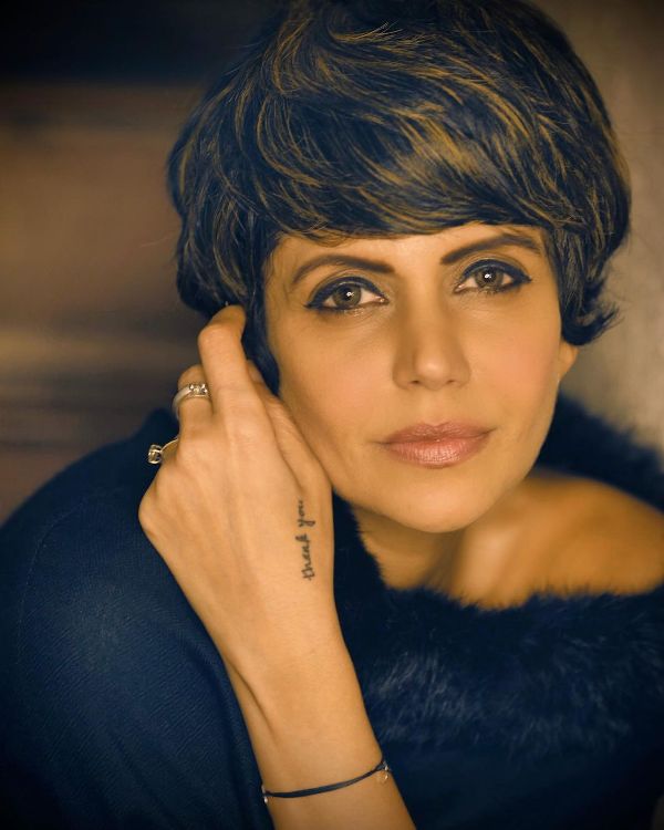 Mandira con un tatuaje en la mano