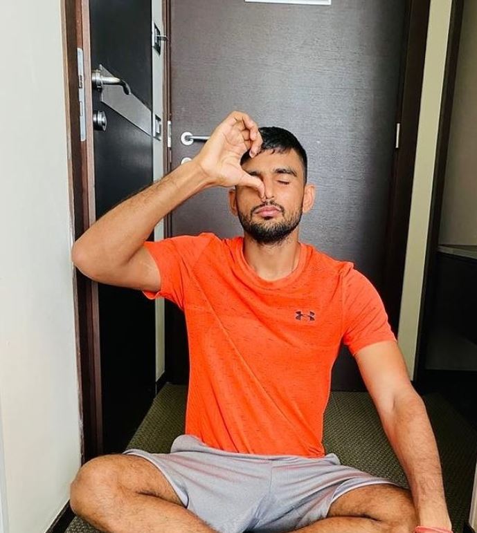 Manish Kaushik haciendo Yoga