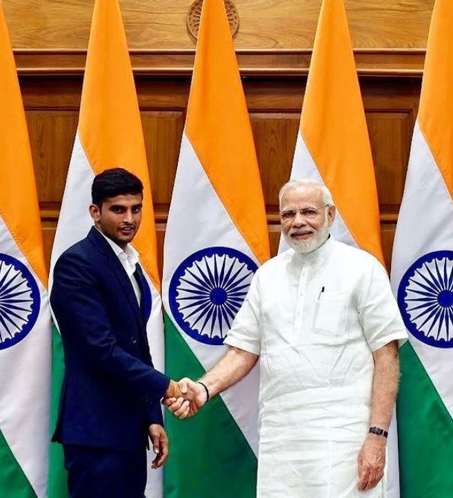 Manish Kaushik con el primer ministro Narendra Modi