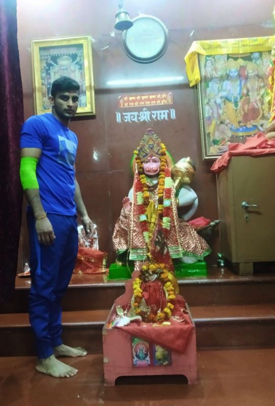 Manish Kaushik con el &iacute;dolo de Lord Hanuman