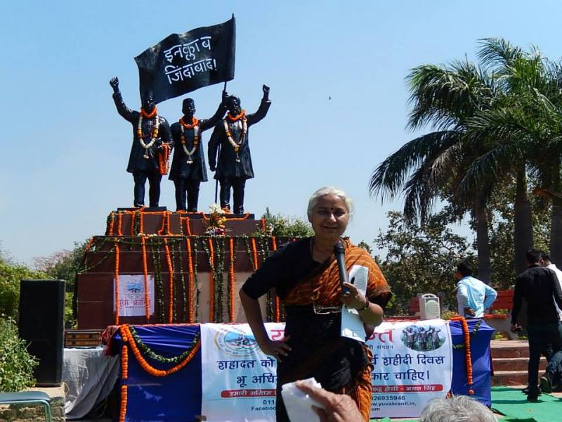 Medha Patkar en el parque Shahidi mientras celebra a las Divas Shahidi con j&oacute;venes activistas en Delhi en 2015
