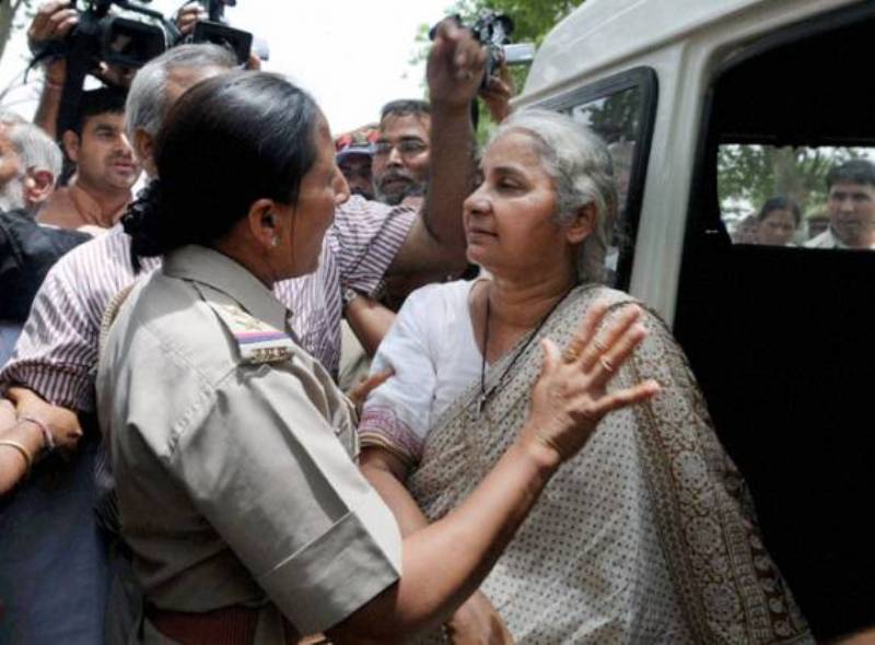 Medha Patkar antes de ser arrestado por la polic&iacute;a de Mumbai en 2012 protesta contra la demolici&oacute;n de Koli Homes en Mumbai