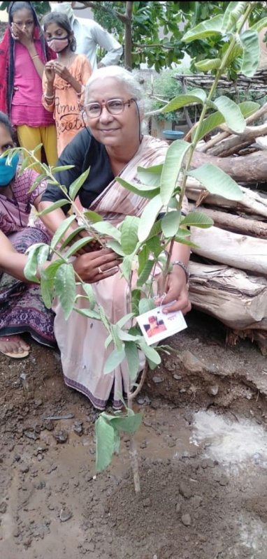 Medha al plantar un &aacute;rbol en el d&iacute;a mundial del medio ambiente en 2021