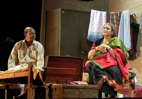 Nadira Babbar actuando en una obra de teatro