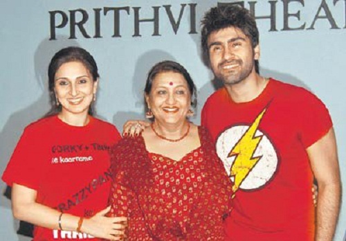 Nadira Babbar con sus hijos